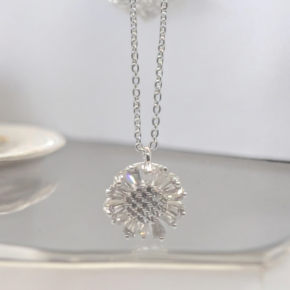 Swarovski Crystal pendant and silver tone necklace - Picture 1 of 7